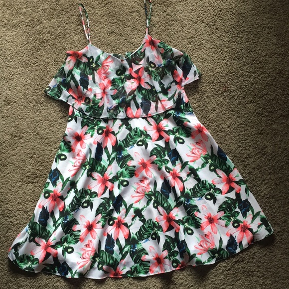 Vince Camuto Dresses & Skirts - Vince Camuto Hawaiian floral dress 8P